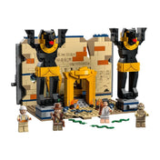 Teljesen összerakott LEGO Indiana Jones Menekülés az elveszett sírból készlet elöl elhelyezett öt minifigurával, kígyókkal, lángokkal és egyiptomi témájú díszletekkel, szimmetrikus Anubisz-szobrokkal a háttérben.