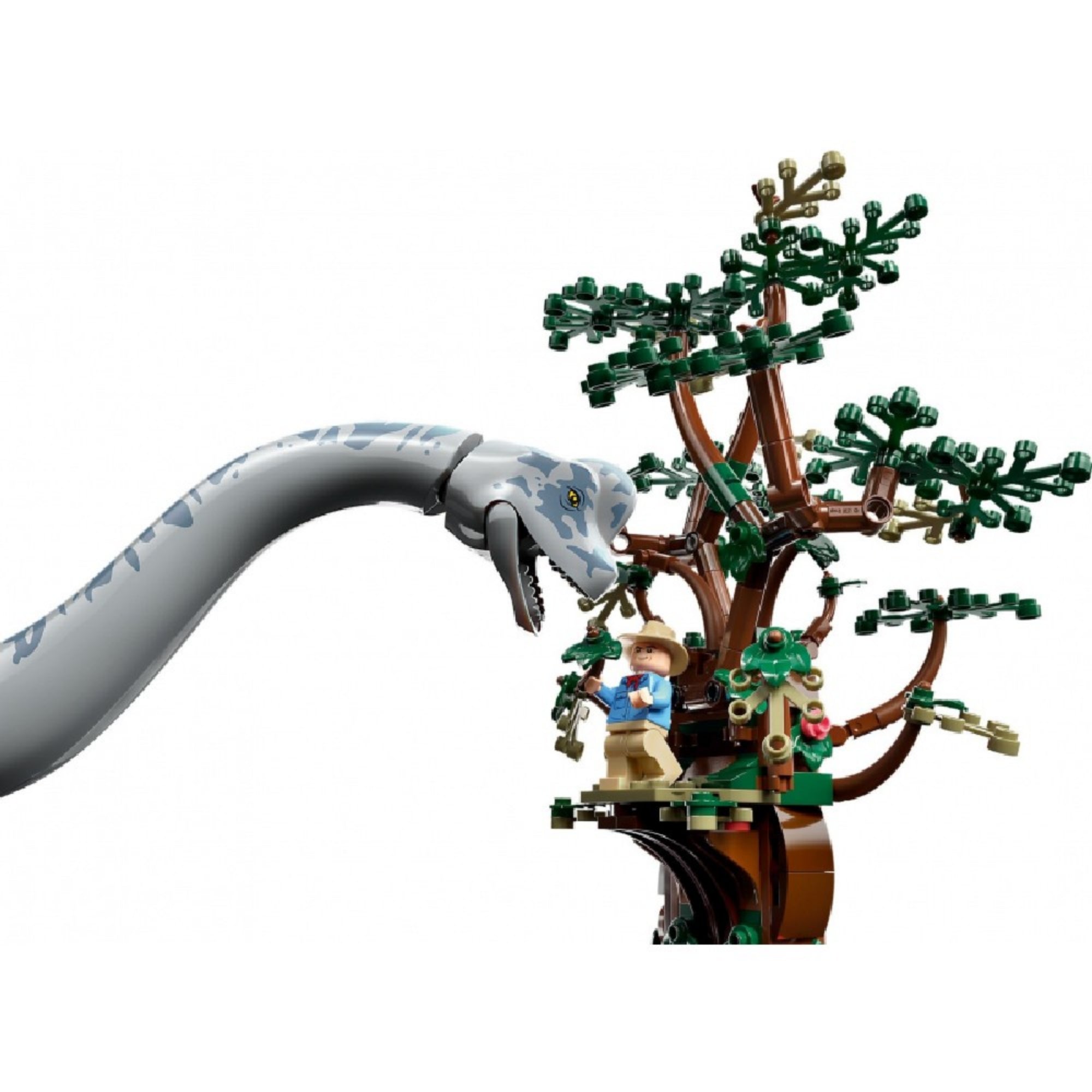 Részletes jelenet LEGO Jurassic World Brachiosaurus felfedezés készletből: a hatalmas barna-zöld színű Brachiosaurus a háttérben magasodik, miközben egy terepjáró közelít felé három minifigurával és egy fával teli jelenetben.