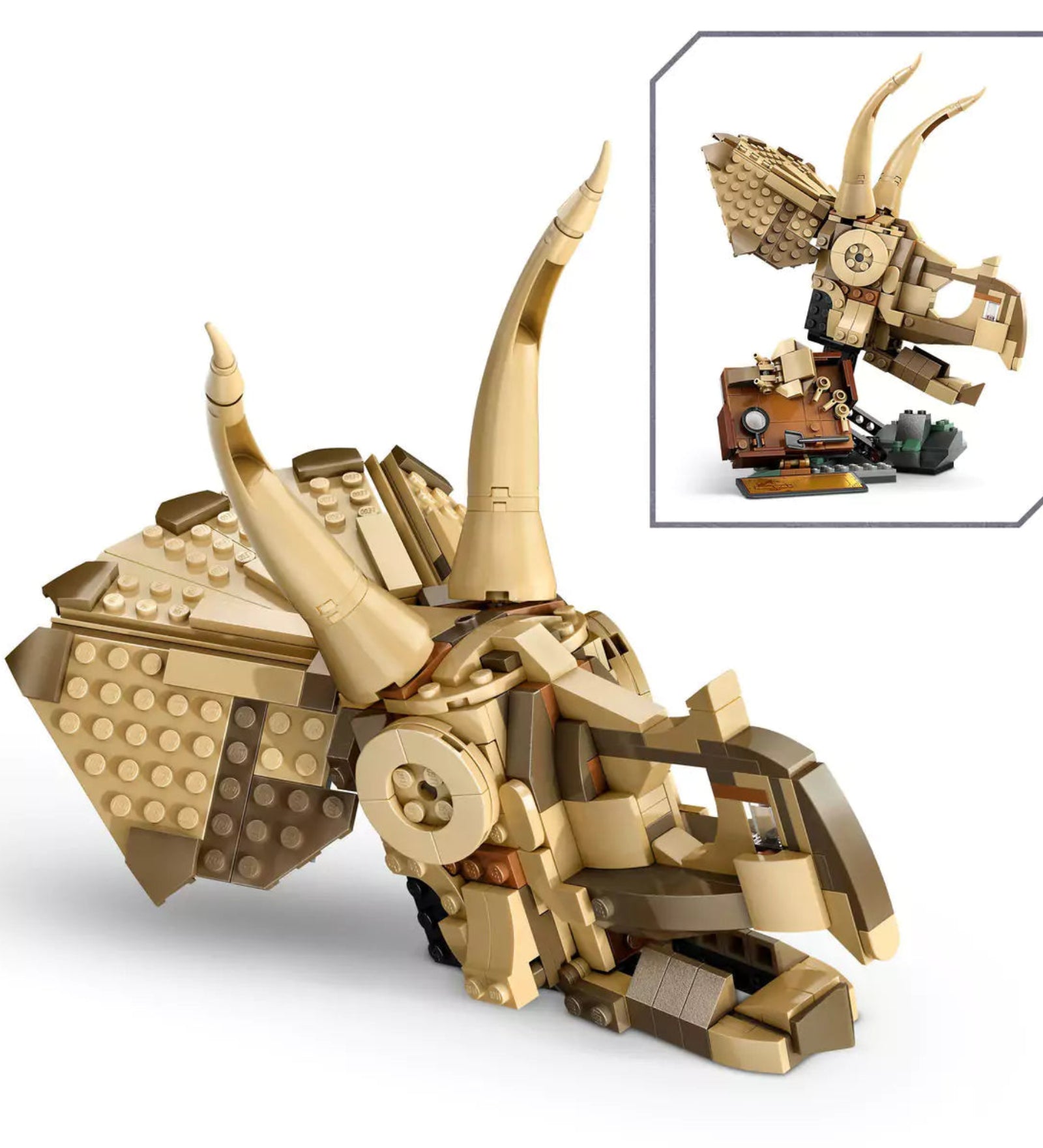 Közelebbi kép a LEGO Jurassic World Dinómaradványok: Triceratops-koponya (76969) modellről, részletesen kiemelve a koponya és az ásatási alaplap elemeit.