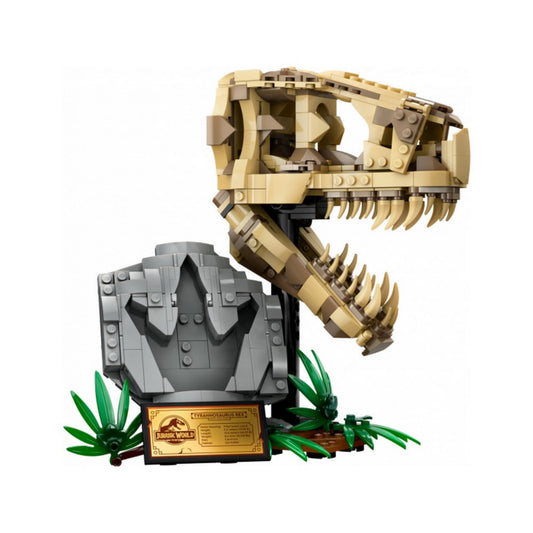 LEGO Jurassic World T. Rex koponya (76964) – a kész modell oldalnézetből, részletesen megépített csontvázzal, sziklás talapzaton Jurassic World táblával és zöld növénydíszekkel.
