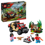 „A LEGO Jurassic World – Raptor Off-Road Escape (76972) készlet elemei: piros-bézs terepjáró, raptor ketrec növényekkel, két minifigura és kis dinoszaurusz figura.”