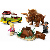 LEGO Jurassic World Triceratops kutatás (76959) készlet összerakva: világosbarna triceratopsz, zöld-fehér terepjáró pótkocsival, nyitható kapu és két minifigura, dzsungeles környezetben.