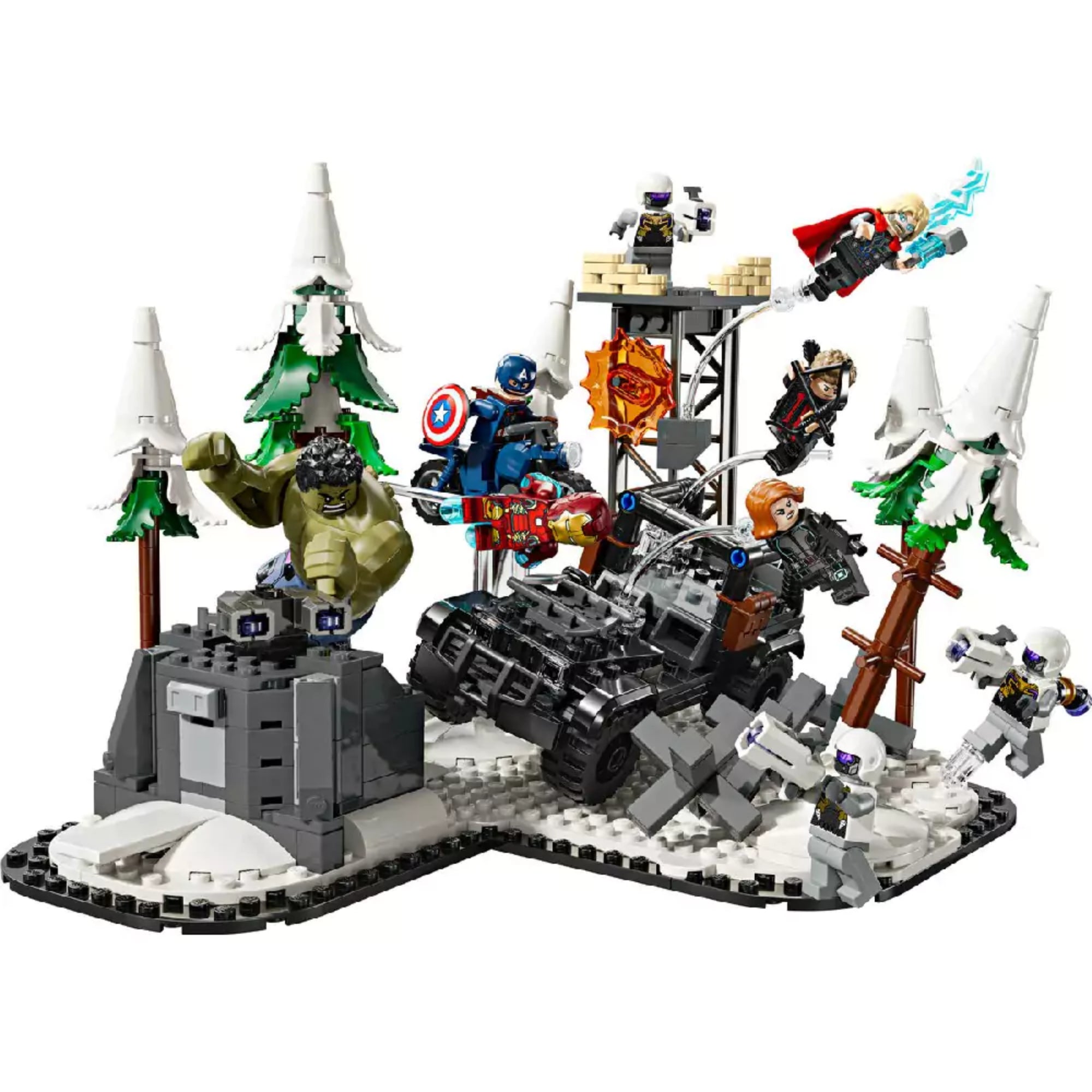 A teljes LEGO Marvel 76291 játékkészlet akció közben: Hulk emel egy sziklát, Vasember repül, Amerika Kapitány motoron, Thor villámot szór, miközben Hydra katonák támadnak a havas díszletben.