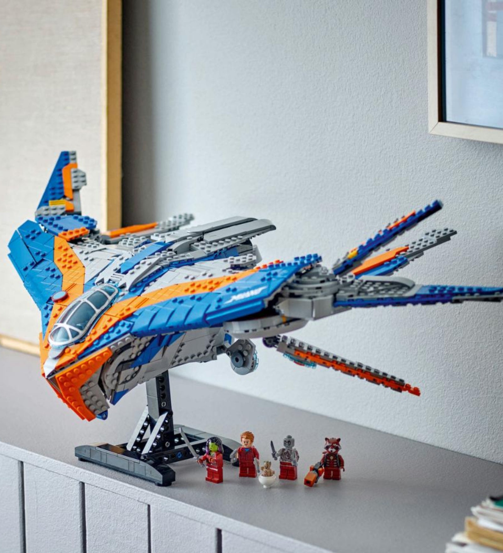A LEGO Marvel Milano (76286) űrhajó kiállítva, díszállványra helyezve, teljesen megépítve, háttérben szürke alapon, részletes külső panelekkel és áttetsző elemekkel.