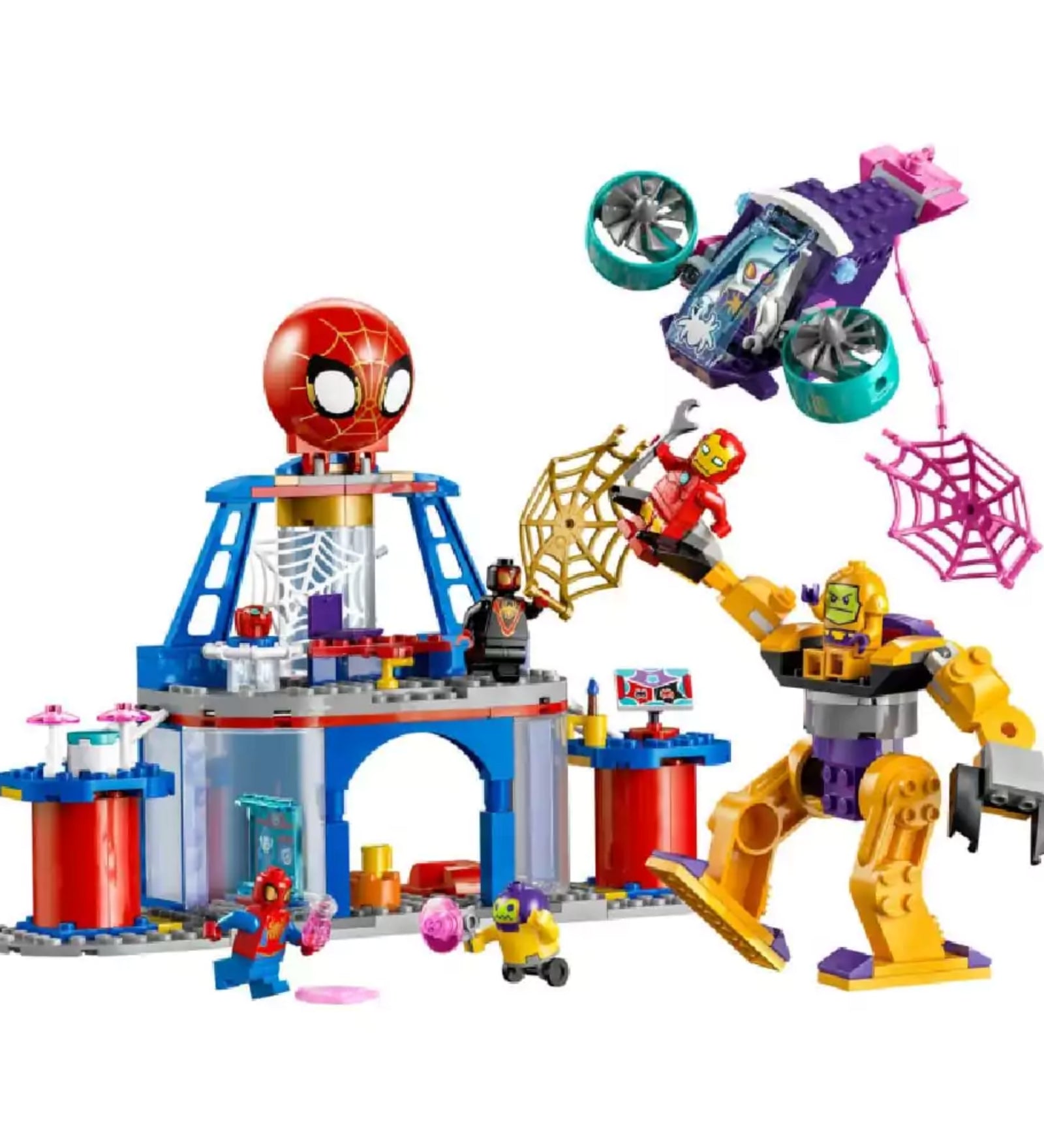 Színes LEGO Marvel építőkészlet a Pókcsapat hálóvető főhadiszállásával; középen egy kék-piros épület nagy pókfejes toronnyal, körülötte Pókember, Miles Morales, Iron Man és Zola figurái, valamint egy nagy sárga-lila robot és egy lebegő jármű rózsaszín hálóelemekkel.