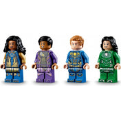 A LEGO Marvel Arishem árnyékában (76155) készlet karakterei közelről: Ikaris, Sersi, Ajak és Kingo minifigurái egyedi nyomatokkal, kiegészítő fegyverekkel, valamint a vörösen világító Arishem fej és váll részlete.