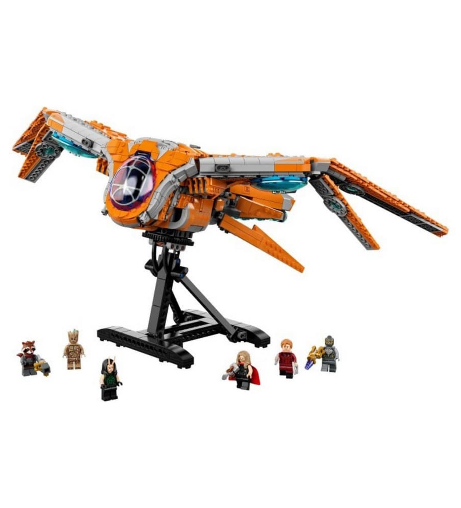 Részletes kép a LEGO Marvel Az Őrzők hajója (76193) teljes, 1901 darabból álló készletéről, amelyen a sötétbarna és narancssárga színvilágú űrhajó, a nyitható pilótafülke, valamint az összes mellékelt minifigura (Star-Lord, Groot, Rocket, Mantis, Thor és egy Chitauri harcos) látható akcióhelyzetben.