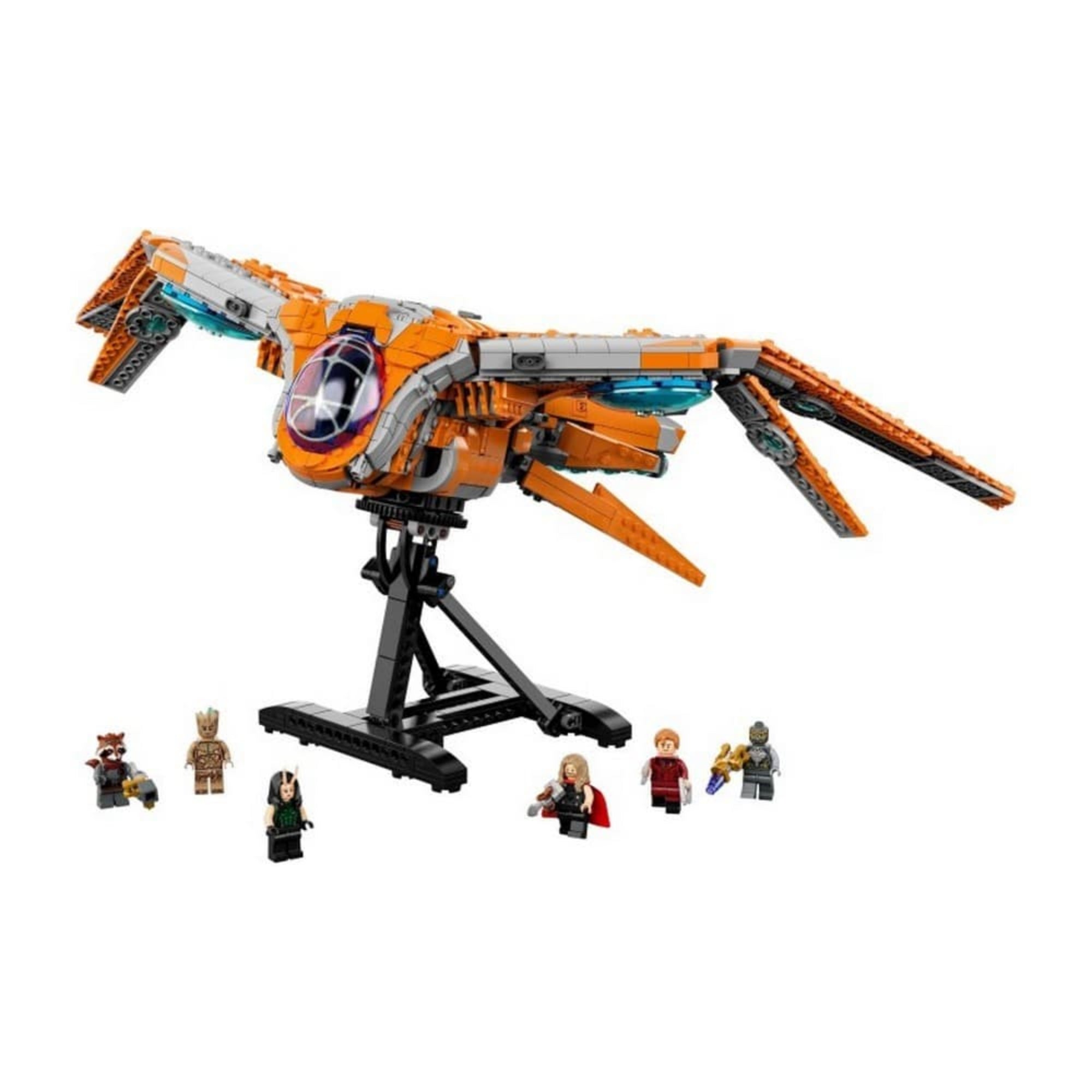 Részletes kép a LEGO Marvel Az Őrzők hajója (76193) teljes, 1901 darabból álló készletéről, amelyen a sötétbarna és narancssárga színvilágú űrhajó, a nyitható pilótafülke, valamint az összes mellékelt minifigura (Star-Lord, Groot, Rocket, Mantis, Thor és egy Chitauri harcos) látható akcióhelyzetben.