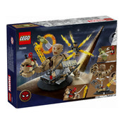 A LEGO Marvel 76280 szett dobozának hátoldala, amely bemutatja a készlet mozgatható elemeit: Homokember forgatható talapzatát, a kilőhető portált, valamint akcióközeli képeket Pókemberről és Lizardról. A háttér éjszakai csatahelyszínt ábrázol.