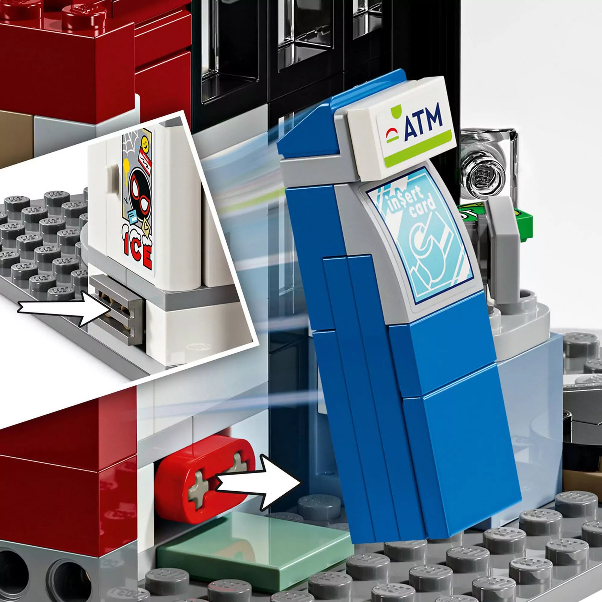 Az ATM részlete a ,,LEGO Pókverzum: Miles Morales vs. Spot 76311" szettből, bemutatva a bankautomata funkcióit és az elemek illeszkedését.