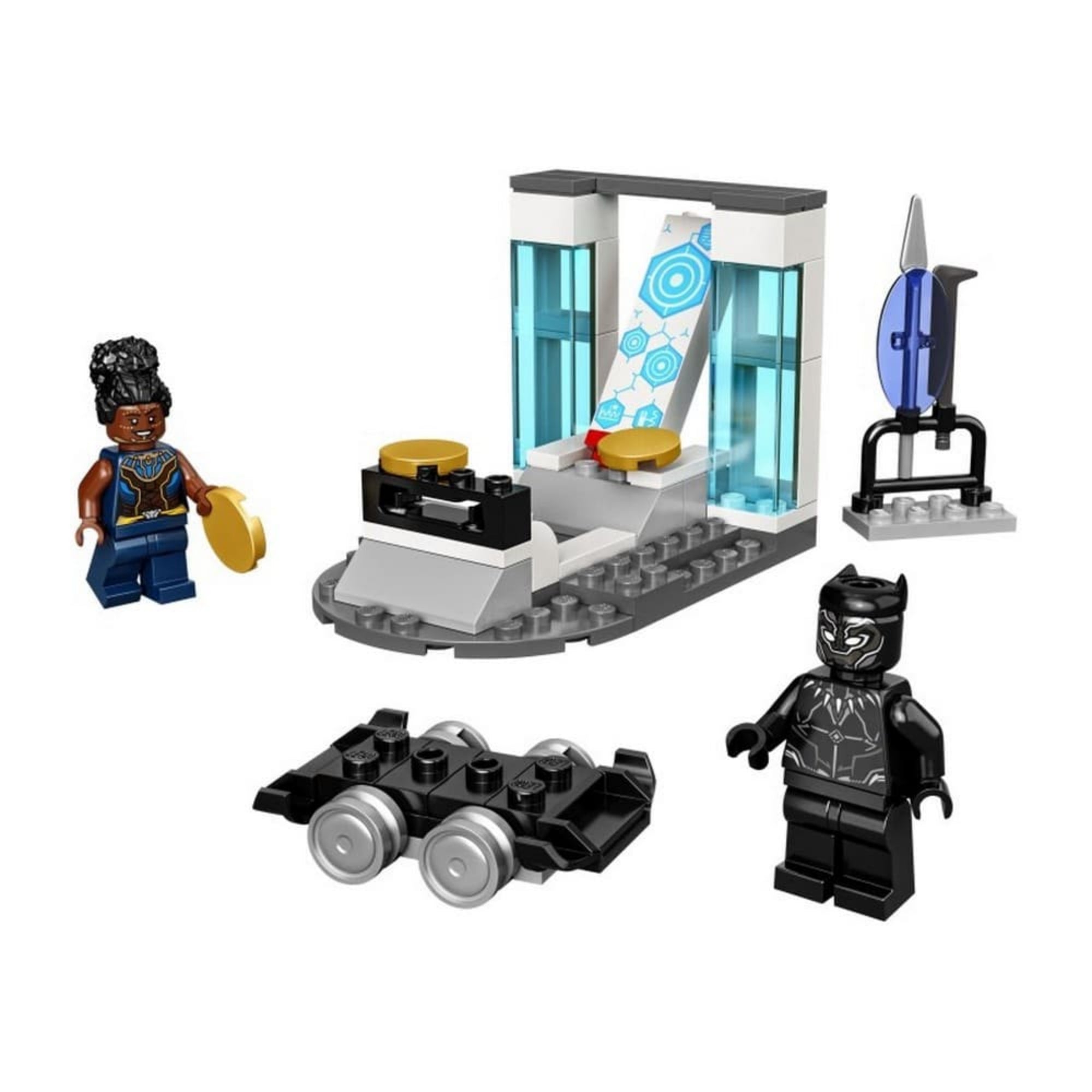 A LEGO Marvel Shuri laborja (76212) készlet minden eleme felépítve, köztük Shuri és Fekete Párduc minifigurák, egy célzótábla, laborasztal, két aranykorong és egy kis fekete jármű.