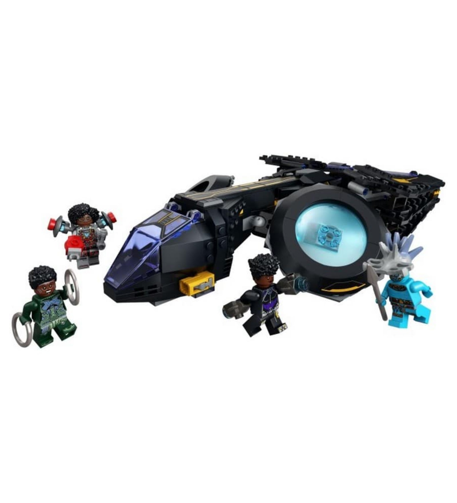 A LEGO Marvel Shuri laborja (76212) teljesen felépített készlete: laborháttér célponttal és világoskék panelekkel, két arany koronggal ellátott korongvető, kisméretű fekete jármű, valamint Shuri és Fekete Párduc minifigurák, illetve egy díszes lándzsa állvánnyal.