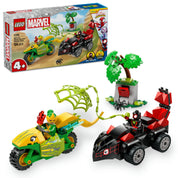 Egy LEGO Marvel Super Heroes Spin és Electro dino-járműves készlet (11198) tartalmát bemutató kép, amelyen látható a stegoszaurusz formájú autóban ülő Miles "Spin" Morales, a dilophosaurus formájú motoron ülő Electro, egy fa kiegészítő és különböző játékelemek, például a pókfonal és egy kis pók.