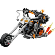 A LEGO Marvel Szellemlovas robot és motor (76245) teljes játékkészlet összeállítva: a lángoló kerékkel ellátott motoron ülő robotikus Szellemlovas, látványos fekete és narancssárga színekben, tűz elemekkel díszítve.
