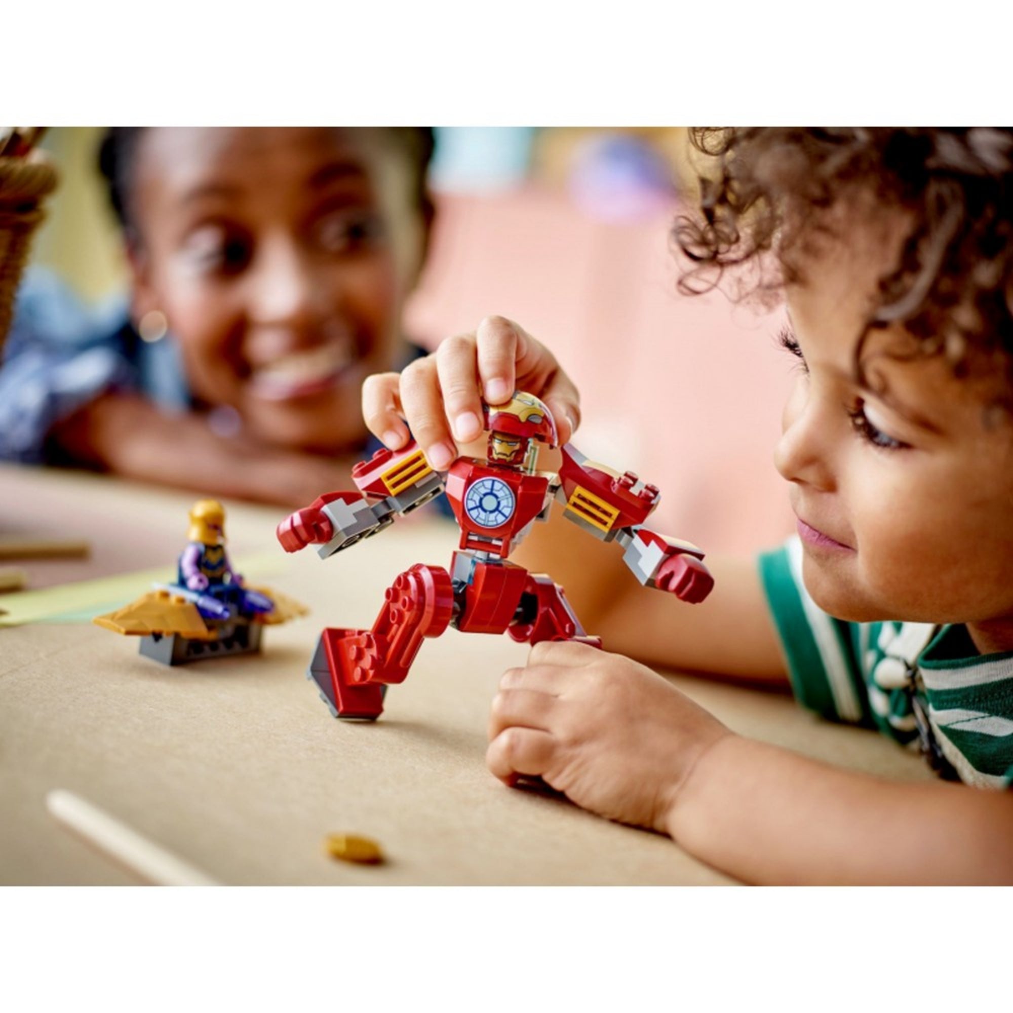 Gyerekek játék közben a LEGO Hulkbuster vs. Thanos (76263) szettel; jól látszik, hogyan kel életre a csatajelenet mozgás közben.