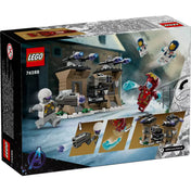 A LEGO Marvel 76288 szett dobozának hátoldala, akciójelenettel, mozgatható funkciókat bemutató illusztrációkkal és a Hydra-katona visszatámadásával.