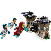 A LEGO Marvel 76288 szett teljes összeépített jelenete három repülő szuperhőssel és a Hydra-katona által védett kéttornyú erődítménnyel, mozgatható ágyúkkal és díszített homlokzattal.