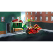Dinamikus LEGO jelenet Iron Man motorral áttöri a falat, Hulk a levegőbe repül – a 76287 szett akciójelenete illusztrálva.