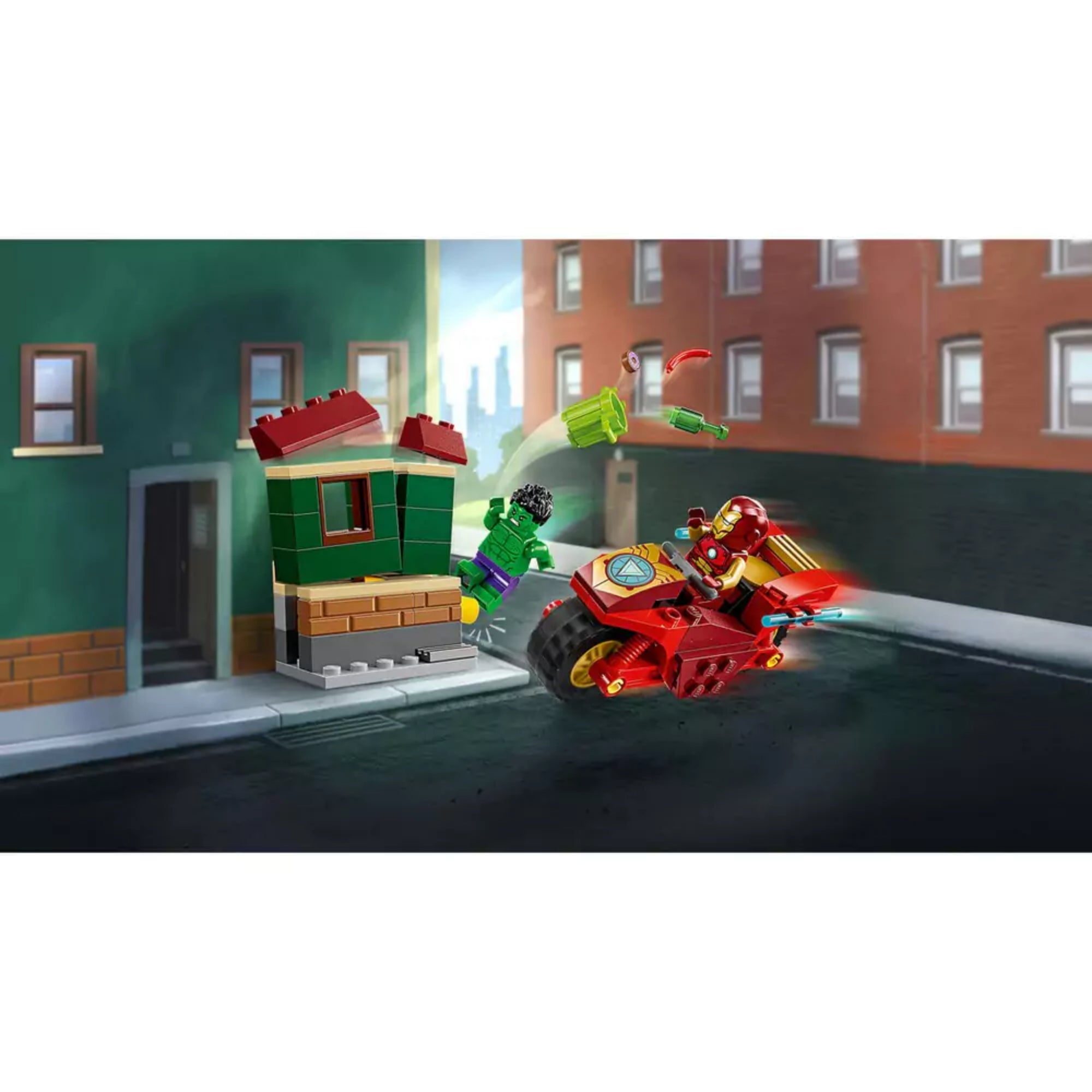 Dinamikus LEGO jelenet Iron Man motorral áttöri a falat, Hulk a levegőbe repül – a 76287 szett akciójelenete illusztrálva.