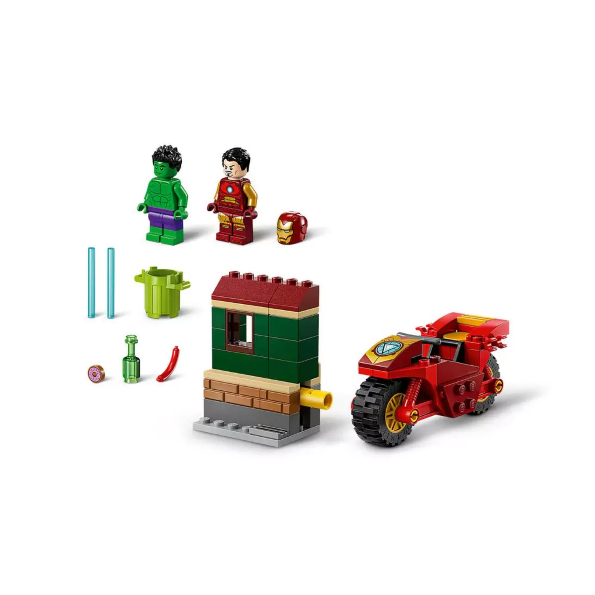 A LEGO Marvel 76287 teljes készlete felépítve, Vasember motorral, Hulk minifigura, egy zöld fal és pár kiegészítő.
