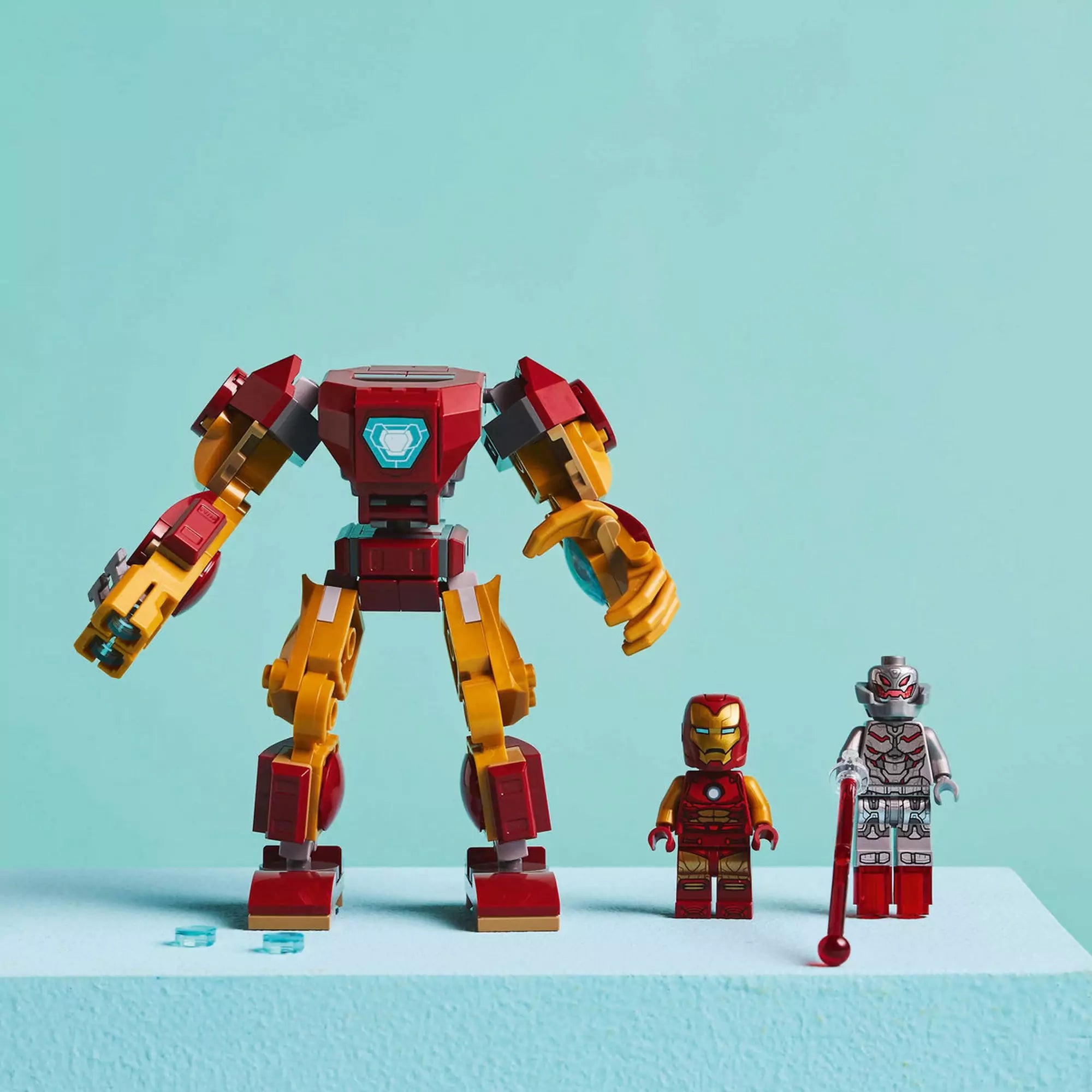 A LEGO Marvel Vasember robot (76307) és a két minifigura, Vasember és Ultron egy platformon bemutatva.
