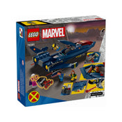 A LEGO Marvel X-Men X-Jet (76281) dobozának hátoldali képe, bemutatva a repülőgépet a minifigurákkal és különböző játéklehetőségekkel. A doboz hátlapján közeliként láthatók az interaktív elemek: rakodónyílás, rakétavető, belső tér, és egy energiakockákat tartalmazó rekesz. 