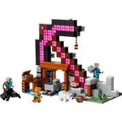 Megépített LEGO Minecraft csákánybánya díszlet, hatalmas csákányformájú struktúra alatt zajló jelenettel, ahol Alex és a bányász együtt dolgoznak, háttérben pókzsoké és jegesmedvebocs is látható.

