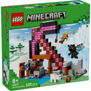 LEGO Minecraft A csákánybánya (21277) szett doboza elölről, hatalmas rózsaszín csákány alakú bányaépítménnyel, a jelenetben Alex, egy bányász, pókzsoké, vagon és TNT is szerepel, havas háttérrel. szett doboza elölről, hatalmas rózsaszín csákány alakú bányaépítménnyel, a jelenetben Alex, egy bányász, pókzsoké, vagon és TNT is szerepel, havas háttérrel.