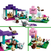 Jelenetképek a LEGO Minecraft A menedékhely állatoknak (21253) készletből, három különböző elrendezésben, ahol láthatók a bárány, nyúl, farkas, cicák és a karakterek játék közben.