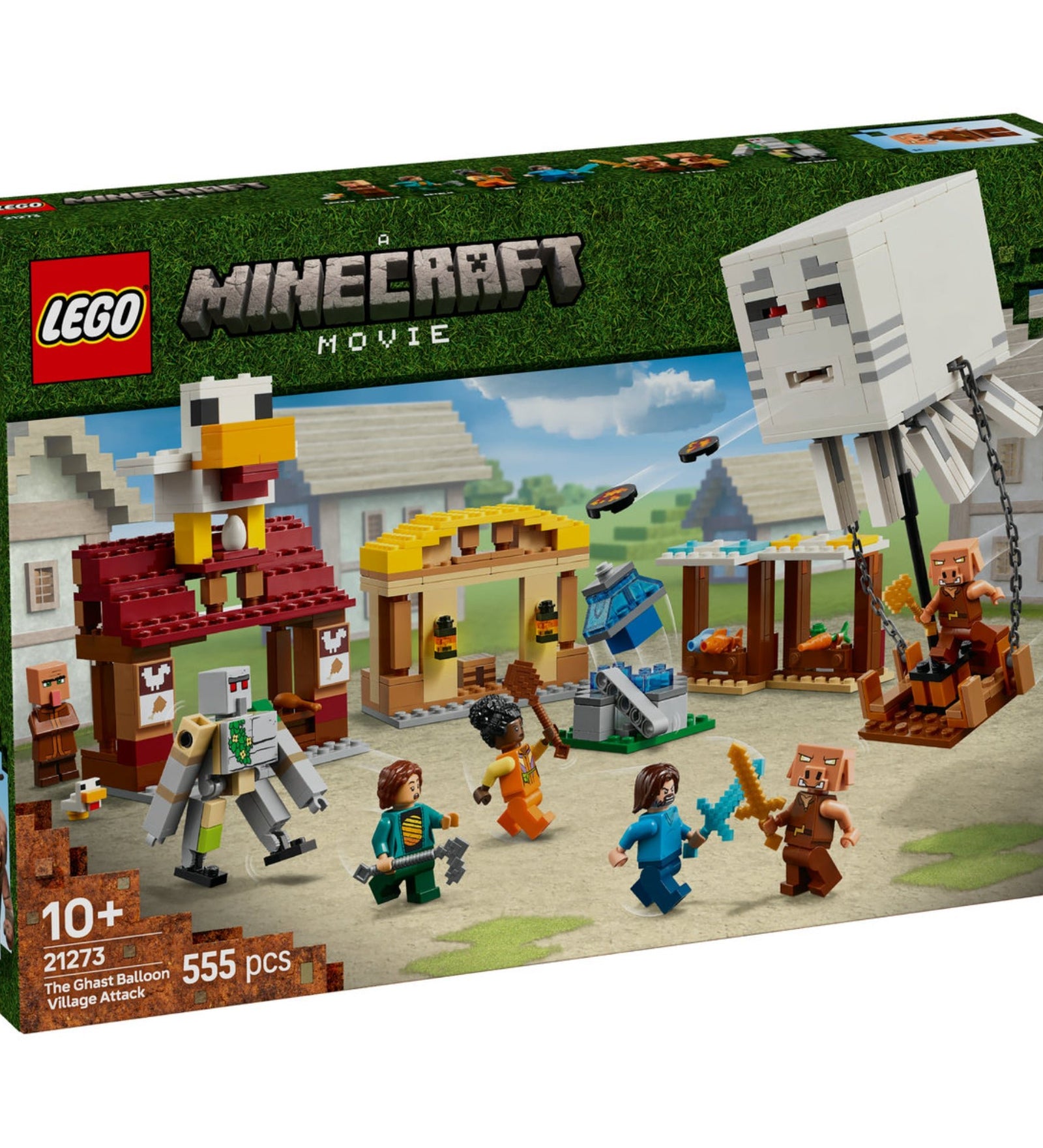 Ez a kép a LEGO Minecraft A szellemléghajó és falutámadás (21273) készlet dobozát mutatja be. A készlet 555 darabból áll, és egy izgalmas jelenetet ábrázol, ahol a szellemléghajó támadást indít a falura. A dobozon láthatók a Minecraft világából ismert karakterek, köztük Steve, Natalie, Dawn, vasgólem, falusiak és malackák, valamint egy hatalmas szellem, amely korongvető funkcióval támad. A faluban piaci standok, egy robbanó szökőkút és egy étterem található, amelynek tetején egy tojást tojó csirke helyezked