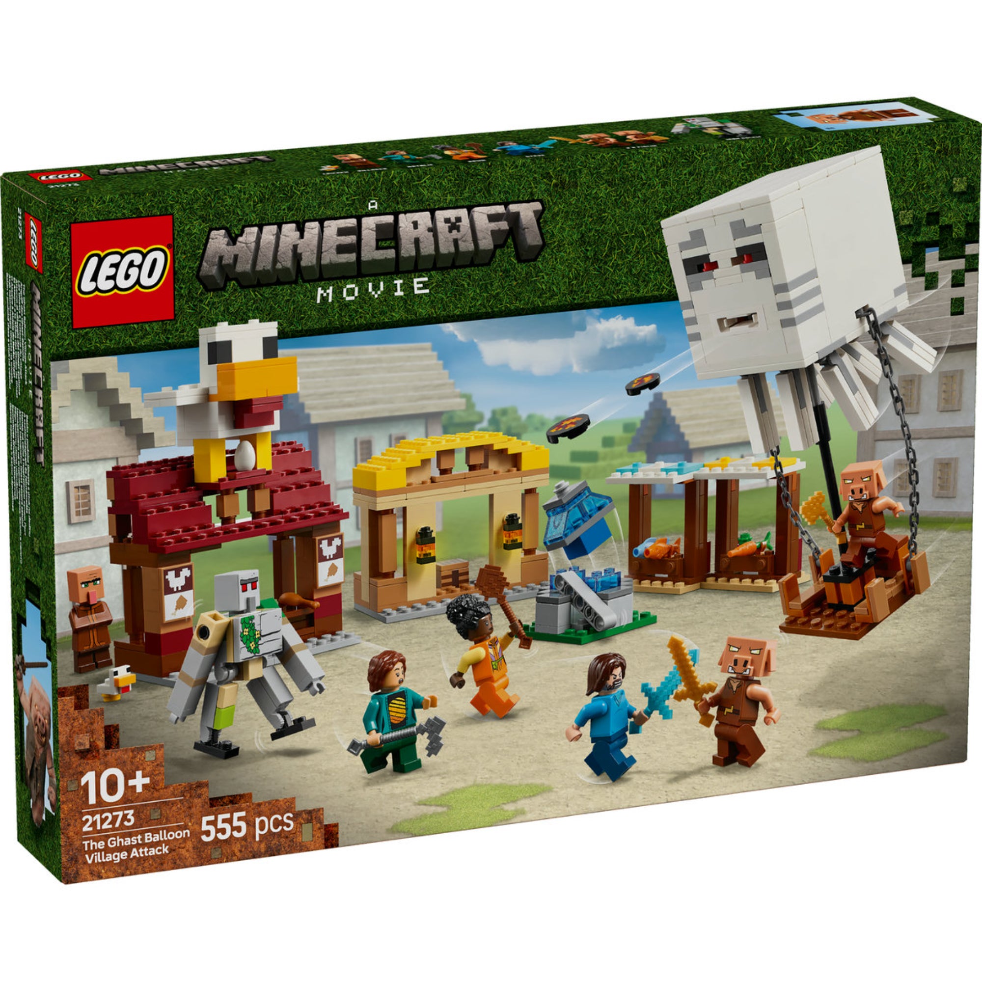 Ez a kép a LEGO Minecraft A szellemléghajó és falutámadás (21273) készlet dobozát mutatja be. A készlet 555 darabból áll, és egy izgalmas jelenetet ábrázol, ahol a szellemléghajó támadást indít a falura. A dobozon láthatók a Minecraft világából ismert karakterek, köztük Steve, Natalie, Dawn, vasgólem, falusiak és malackák, valamint egy hatalmas szellem, amely korongvető funkcióval támad. A faluban piaci standok, egy robbanó szökőkút és egy étterem található, amelynek tetején egy tojást tojó csirke helyezked