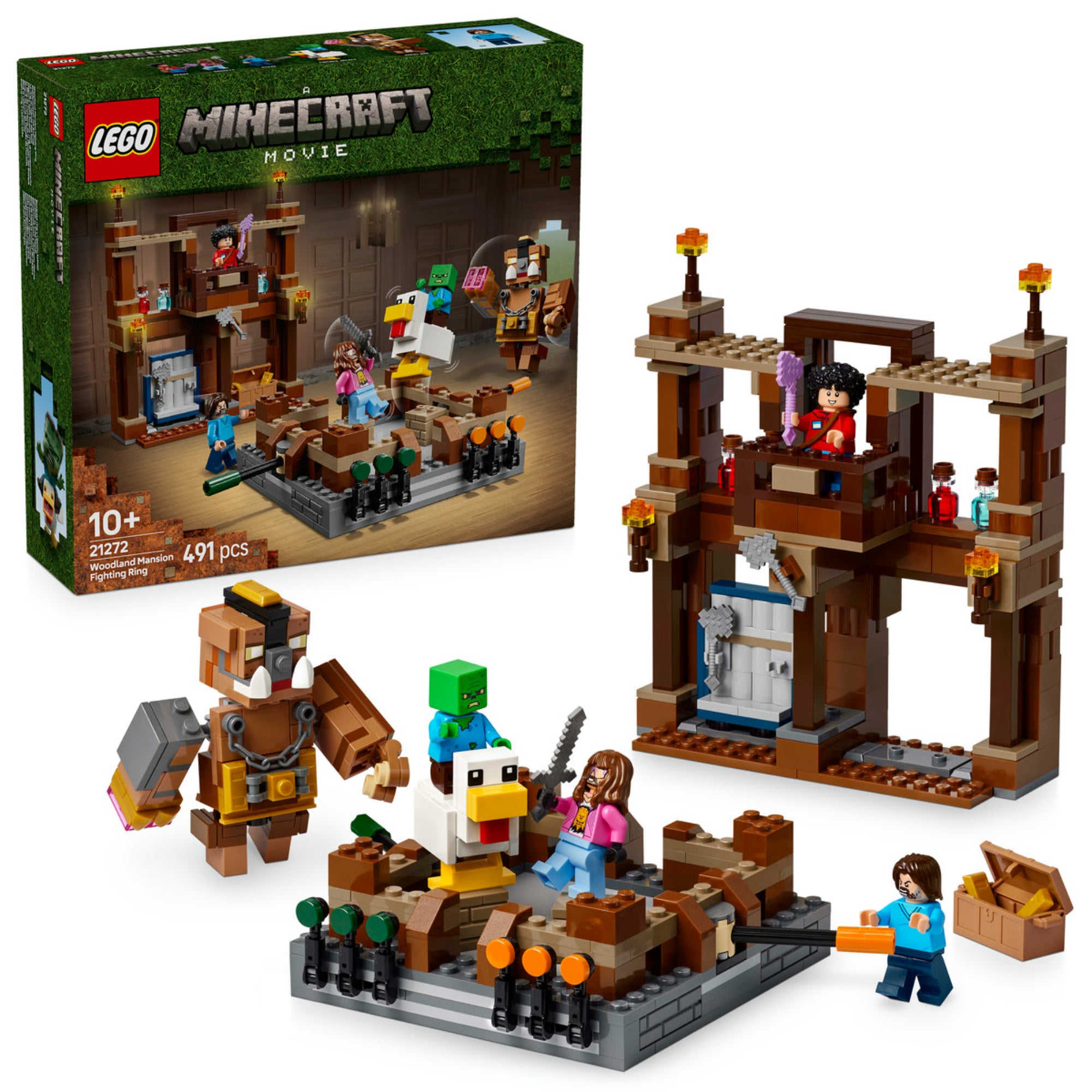 A LEGO Minecraft Erdőbirtok Harci Aréna (21272) doboza és az összeépített készlet, amely tartalmaz egy interaktív harci ringet, egy emelvényt, valamint Steve, Garrett, Henry, egy bébi zombi, egy csirke lovas és egy vaddisznó figuráját.