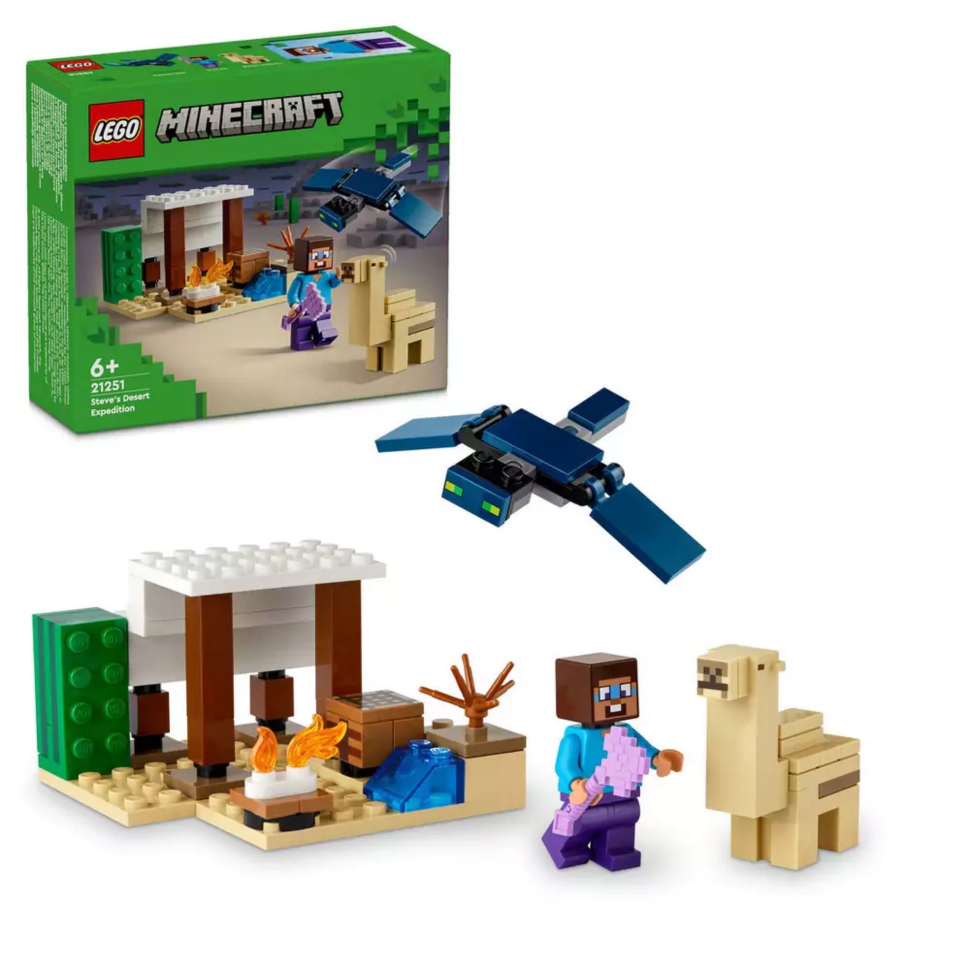 A LEGO Minecraft 21251-es készlet doboza és a megépített tábor jelenet: Steve, láma, kísértetmadár, tábortűz, sátor, víz és kaktusz elemekkel.