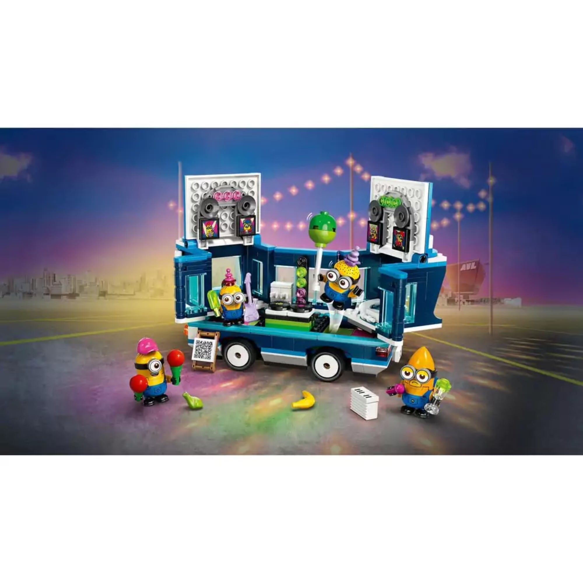 Hangulatos éjszakai jelenet a LEGO Minions zenés partibuszával, ahol a minyon figurák táncolnak és zenélnek színes fények között, kinyitott járművel a háttérben.