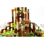 Monkey Palace magyar nyelvű társasjáték részletképe a LEGO elemekből épített palotáról és a rajta látható majomfiguráról.