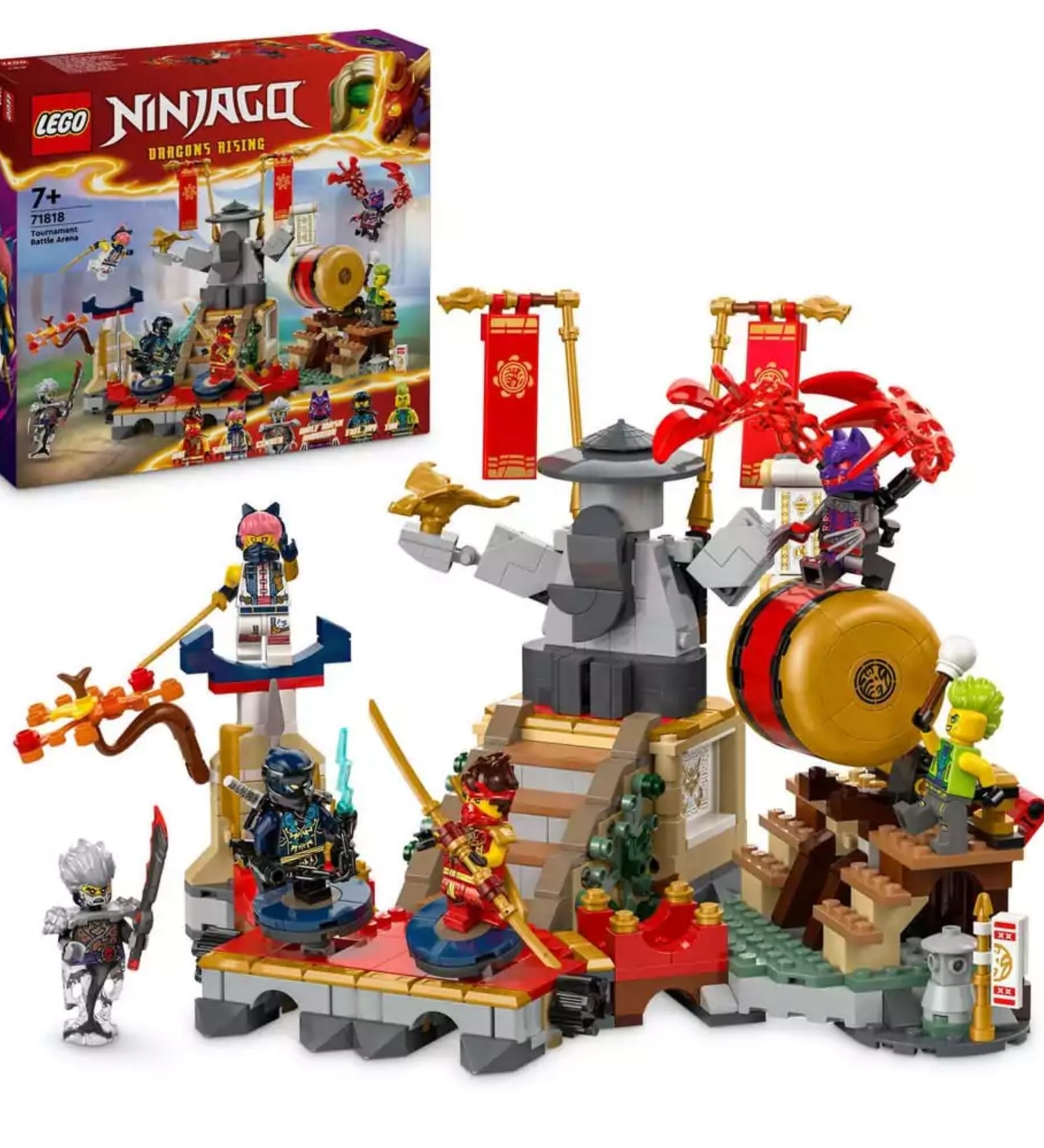 LEGO NINJAGO A bajnokok küzdőtere (71818) doboza és a teljesen összerakott készlet együtt, részletes arénával, zászlókkal és minifigurákkal