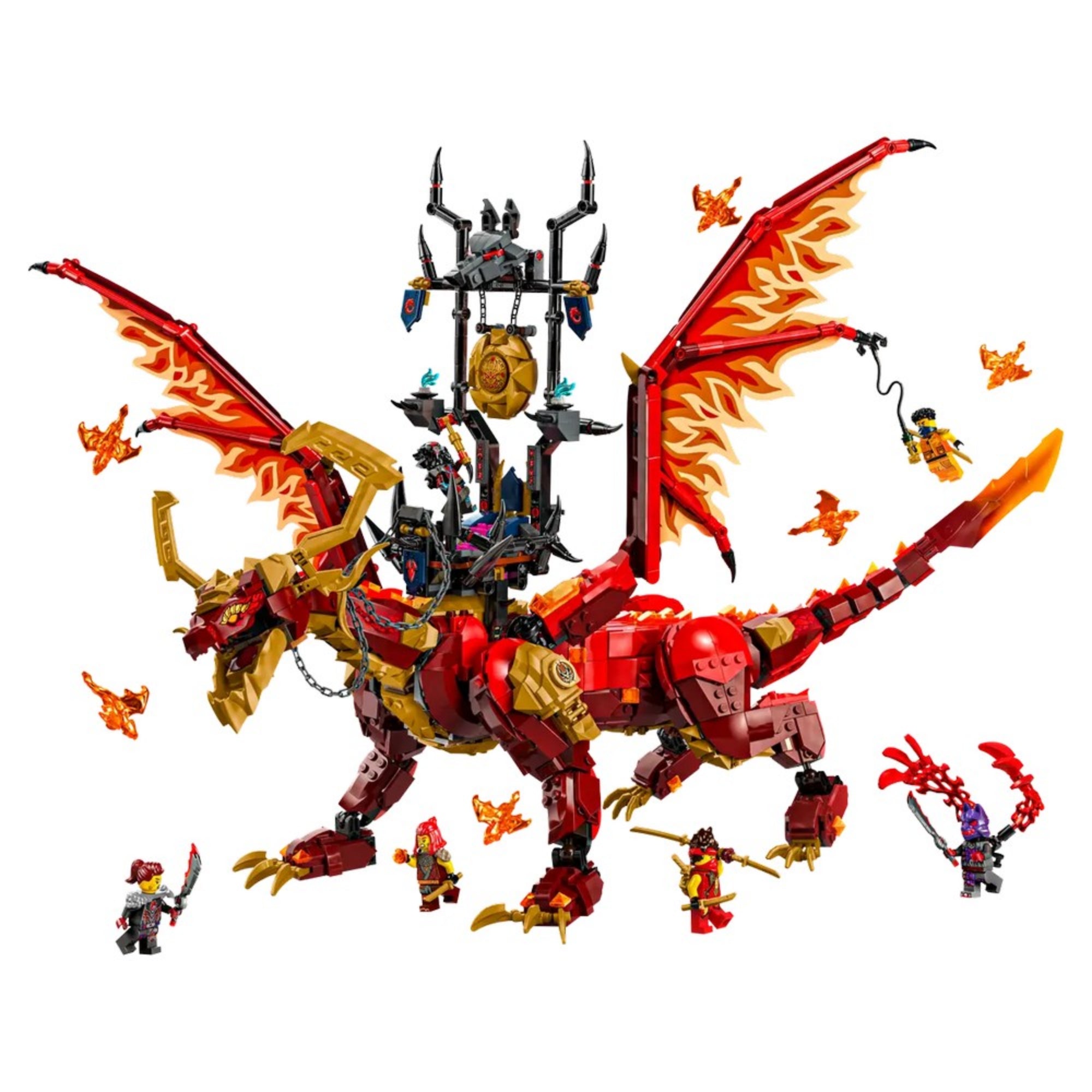 Részletesen kidolgozott, piros-arany LEGO NINJAGO sárkány mozgatható végtagokkal, lángnyelvekkel díszített szárnyakkal és harci toronnyal a hátán, körülötte hat minifigura és több lángoló sárkány.