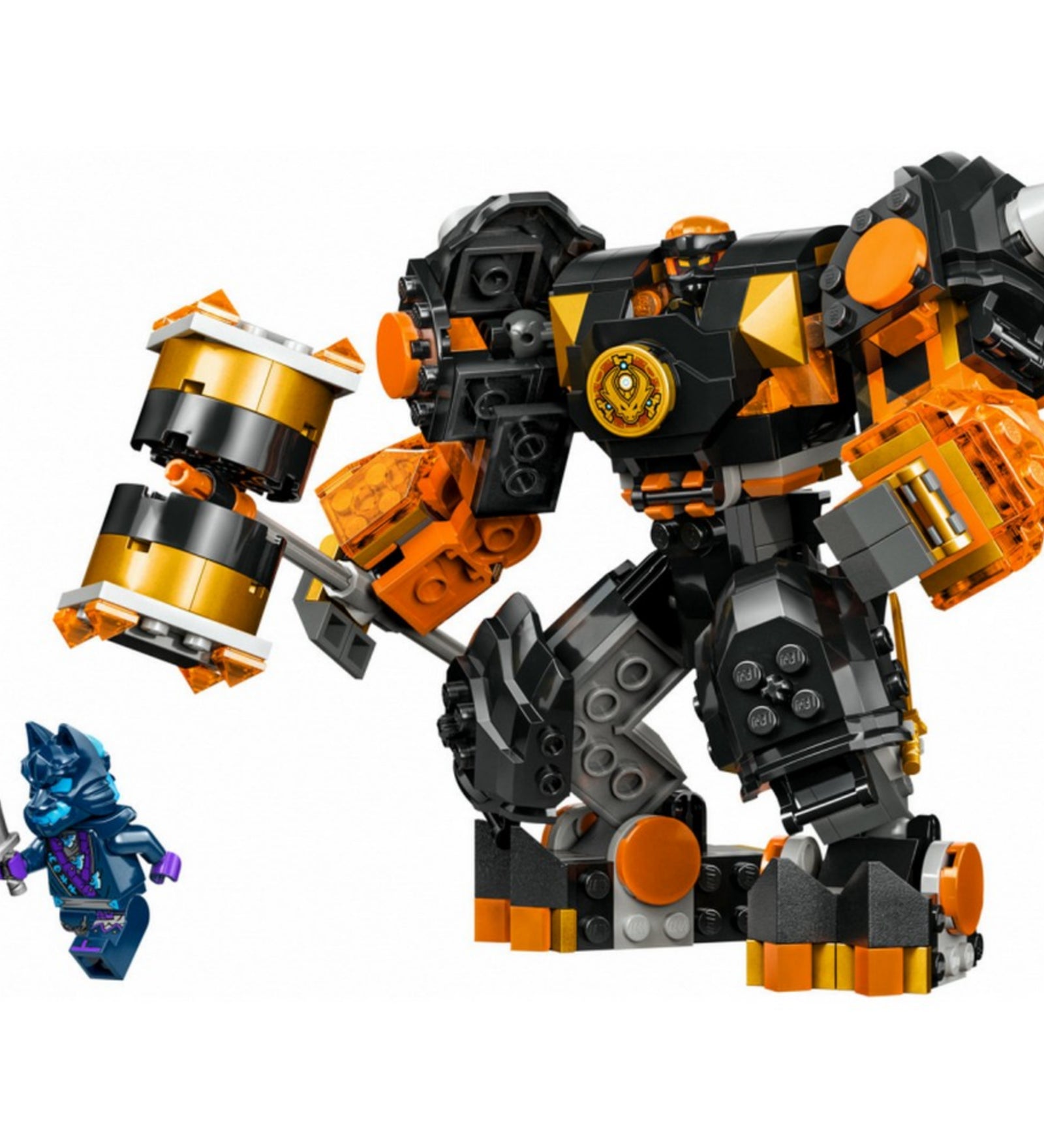 Részletes felvétel a LEGO NINJAGO Cole elemi földrobotja készlet teljes tartalmáról: a fekete-narancs színű, masszív robot egy hatalmas arany kalapácsot tart, mellette a sötétkék árnyharcos minifigura karddal.