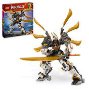 A LEGO NINJAGO Cole titánsárkány-robotja (71821) összeépített modellje harci pózban, előtérben a hatalmas aranykarddal, háttérben a termék dobozával.