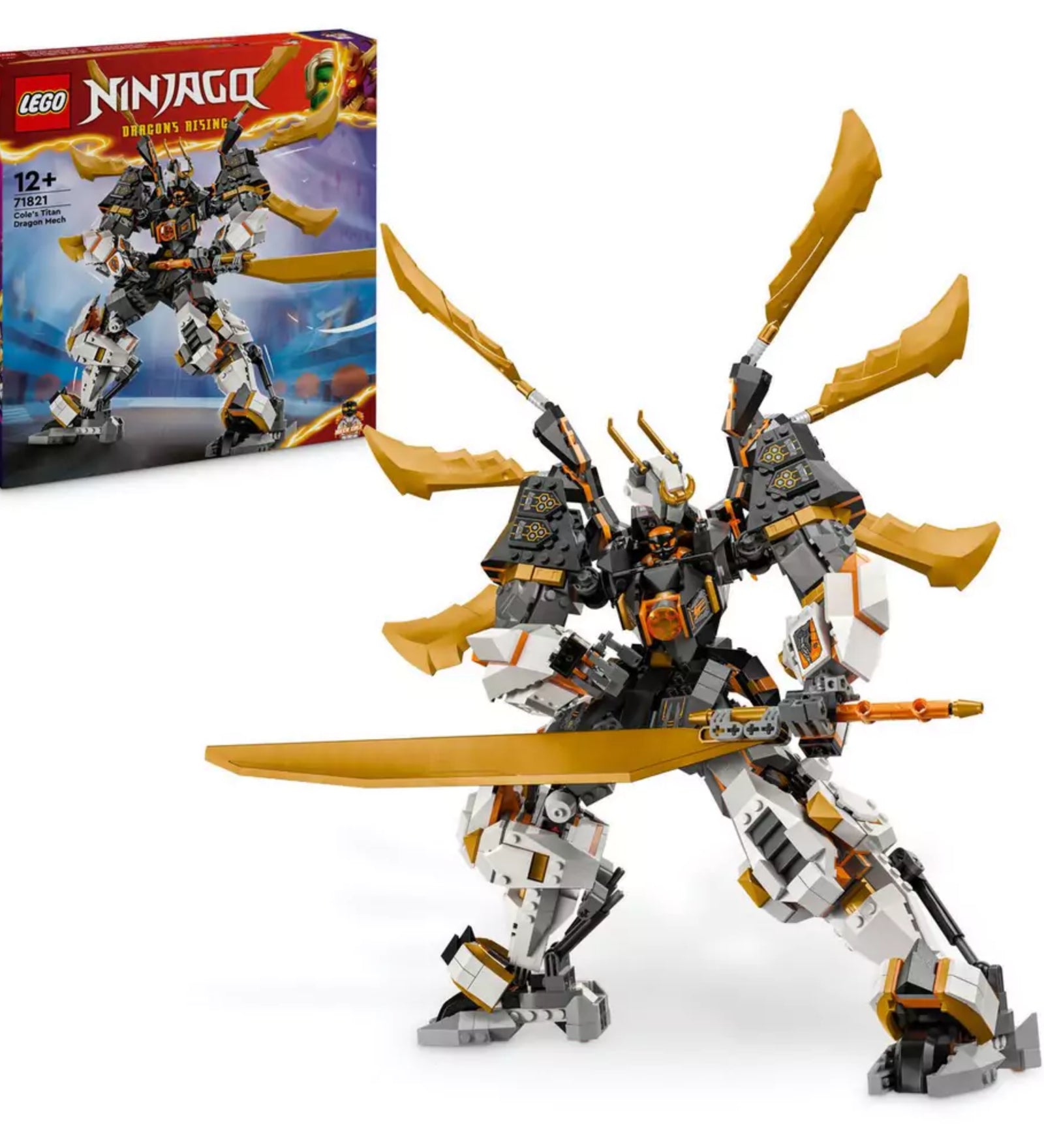 A LEGO NINJAGO Cole titánsárkány-robotja (71821) összeépített modellje harci pózban, előtérben a hatalmas aranykarddal, háttérben a termék dobozával.