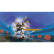 Látványos akciójelenet a LEGO NINJAGO Cole titánsárkány-robotja (71821) robottal, arany pengékkel és kék-aréna háttérrel.
