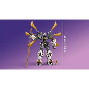 A LEGO NINJAGO Cole titánsárkány-robotja (71821) méretarányos képen, 45 cm-es magassággal, lila háttérrel és minifigurával az összehasonlításhoz.