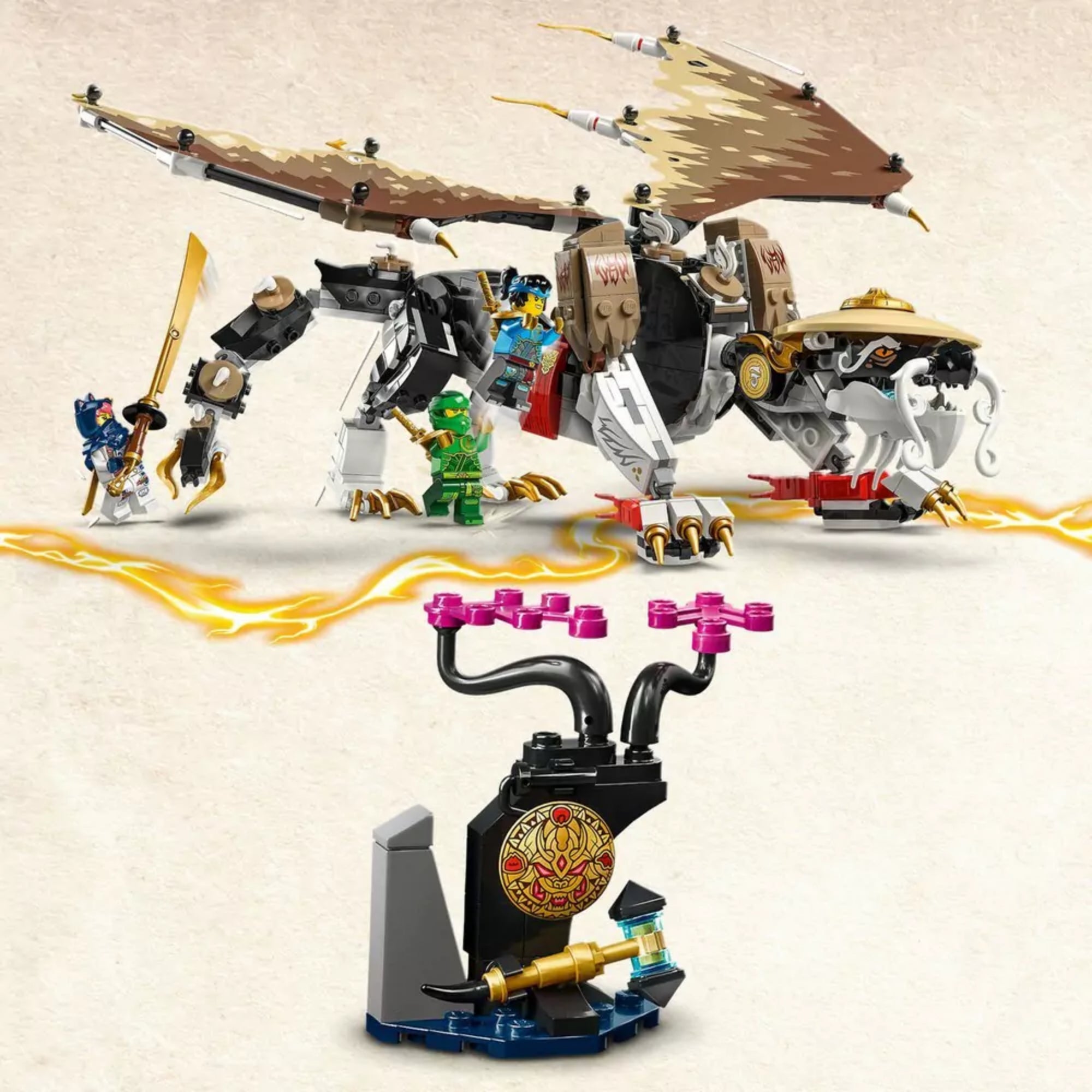 LEGO NINJAGO 71809 Egalt, a sárkánymester játékkép: a hatalmas sárkány figura a gyerekek kezében életre kel, a jelenetben Sora, Lloyd és Nya támad, miközben az ellenfél az ereklyét próbálja megvédeni.