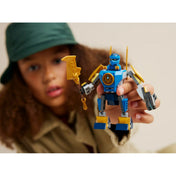A LEGO NINJAGO Jay robot csatakészlet (71805) egy gyerek kezében, játék közben, amely kiemeli a készlet méretét és a kézzel irányítható funkciók lehetőségeit.