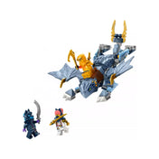LEGO NINJAGO 71810 Riyu, az ifjú sárkány szett tartalma: részletesen kidolgozott szürke-kék sárkány Arinnal a hátán, valamint Sora és egy farkas harcos minifigura.
