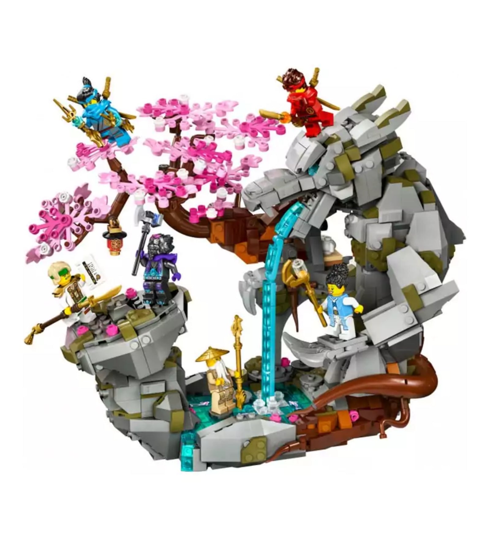 A LEGO NINJAGO Sárkánykő szentély (71819) teljesen összerakott építménye, amely sziklákból, rózsaszín lombos fából, vízesésből és hat minifigurából áll különböző harci és meditációs pózokban.