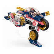 A LEGO NINJAGO 71792 készlet átalakítható motorja robot formában, Sora minifigurával a vezetőülésben, emelt keréktartással és arany fegyverekkel.