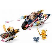 A LEGO NINJAGO Sora motoros járműve gyorsulás közben, lövedékeket kilövő fegyverekkel és ellenfél járművel, Arin és Rapton figurákkal, valamint egy kis sárkánnyal.