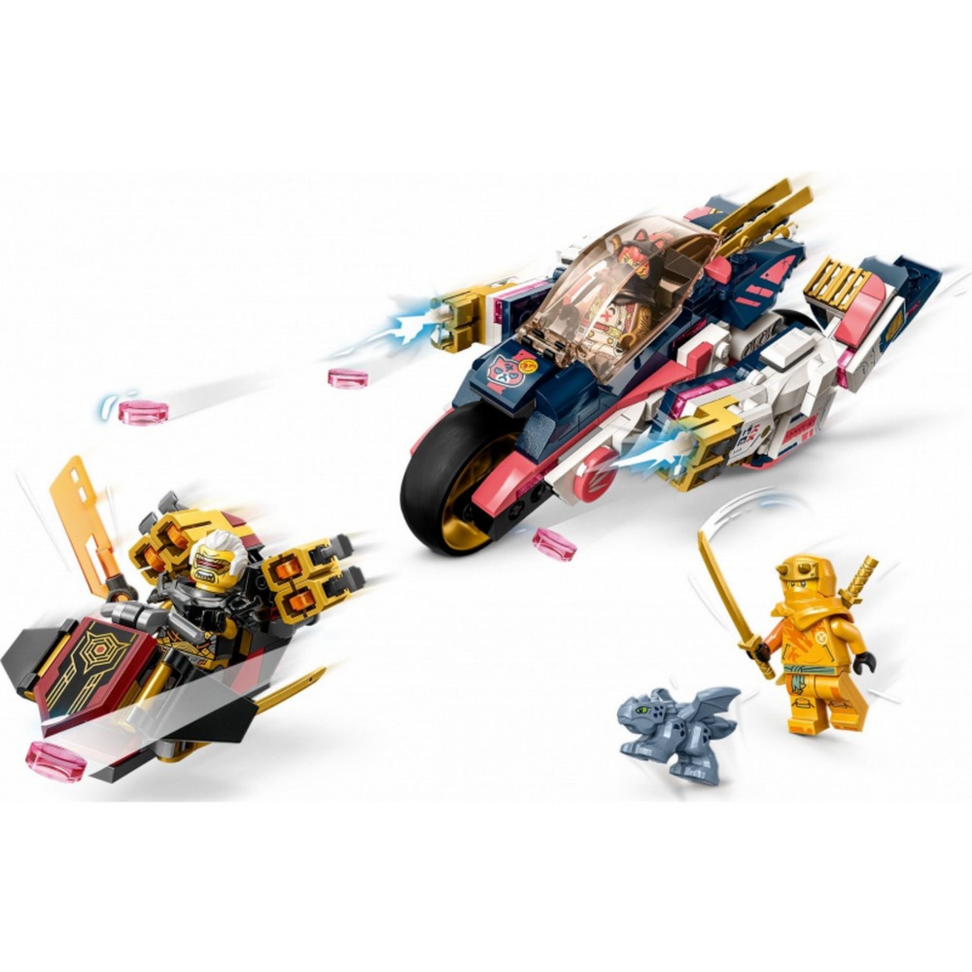 A LEGO NINJAGO Sora motoros járműve gyorsulás közben, lövedékeket kilövő fegyverekkel és ellenfél járművel, Arin és Rapton figurákkal, valamint egy kis sárkánnyal.