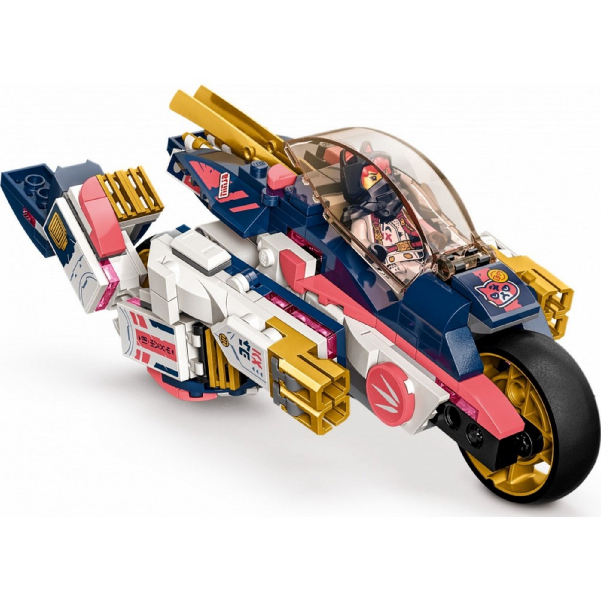 A LEGO 71792 szett motor formájában, sötétkék, fehér és rózsaszín elemekkel, Sora minifigurával a vezetőfülkében, arany és rózsaszín részletekkel.